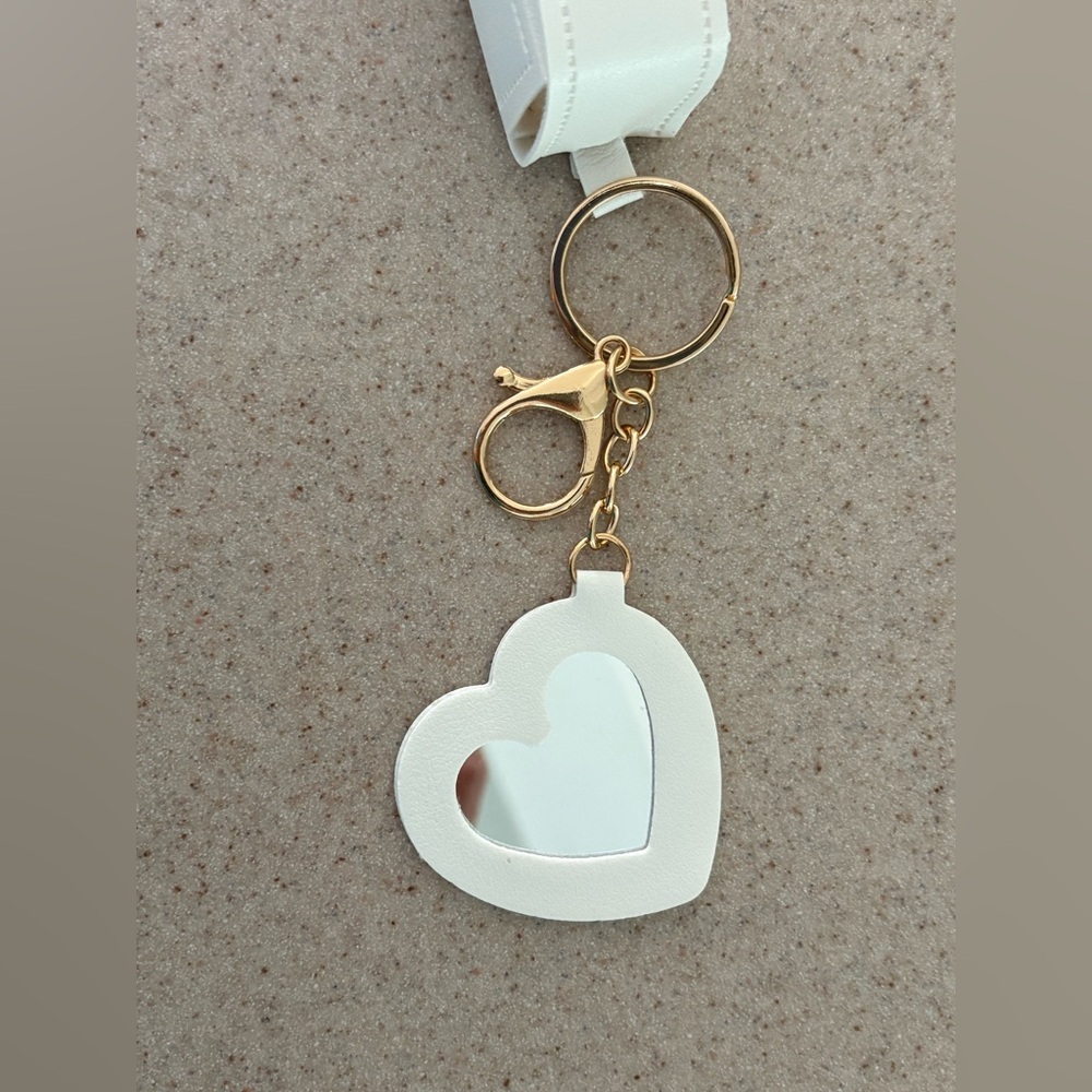 NWT White Lipstick Holder Keychain With Heart-Shaped Mirror - Picture 6 of 8
